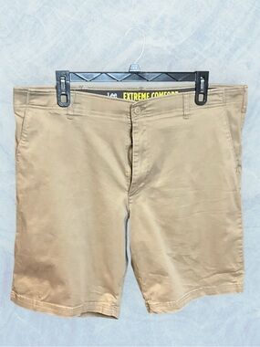 Lee Men’s Khaki Flat Front Shorts, size 44